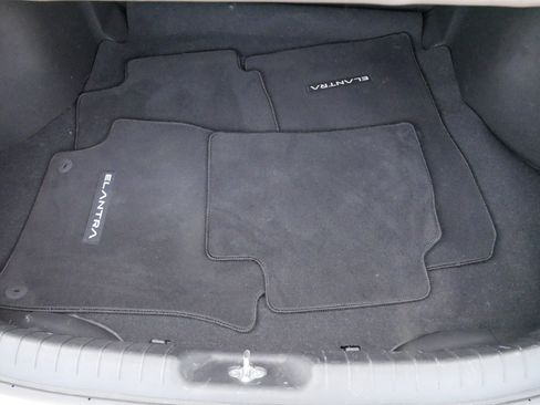 Used 2022 Hyundai Elantra SE FWD image 18
