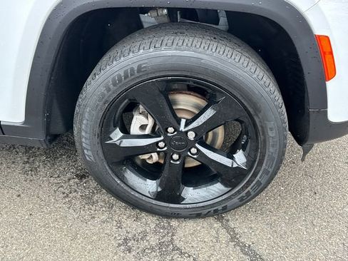 Used 2023 Jeep Grand Cherokee Altitude image 7