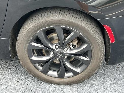 Used 2018 Chrysler Pacifica Limited w/ Advanced Safetytec Group FWD image 13