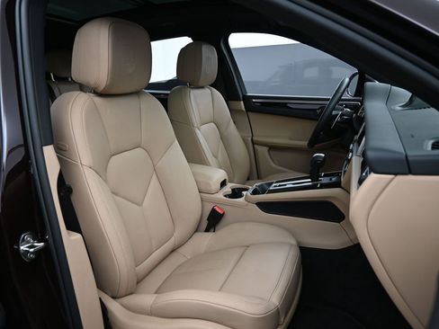 Certified 2025 Porsche Macan image 30