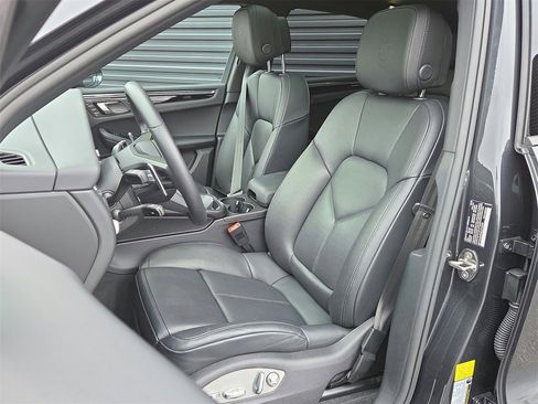 Used 2025 Porsche Macan image 5