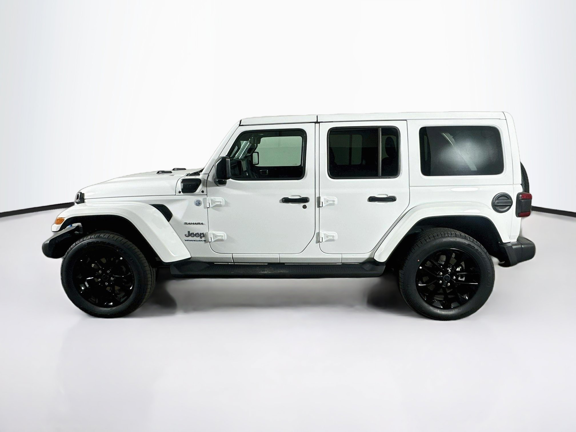 Used 2024 Jeep Wrangler Unlimited Sahara w/ Technology Group AWD/4WD image 4