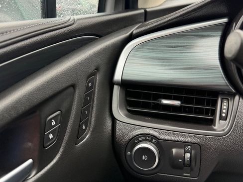 Used 2020 Buick Envision Essence FWD image 13