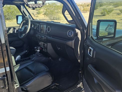 Used 2023 Jeep Wrangler Unlimited Sahara AWD/4WD image 4