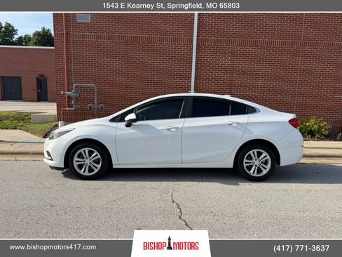 Used 2018 Chevrolet Cruze LT w/ Convenience Package FWD image 2