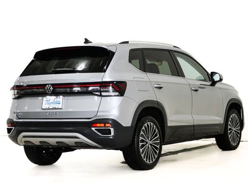 Used 2025 Volkswagen Taos SE image 6