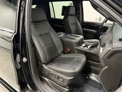 Used 2023 GMC Yukon XL SLT w/ SLT Luxury Package image 42