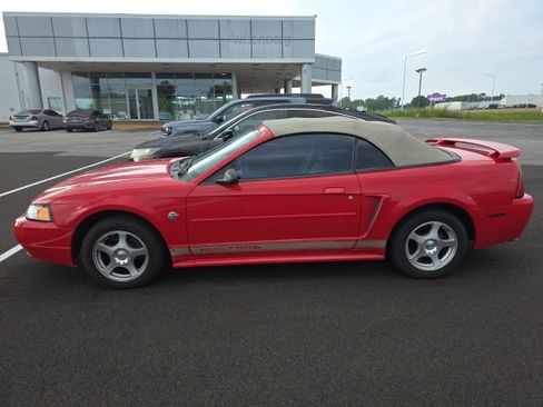 Used 2004 Ford Mustang Convertible RWD image 2