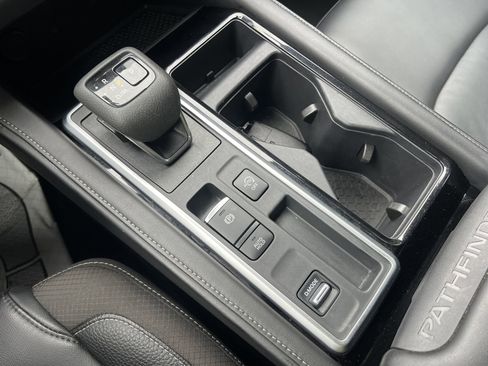 Certified 2025 Nissan Pathfinder SL w/ Black Appearance Package FWD image 9