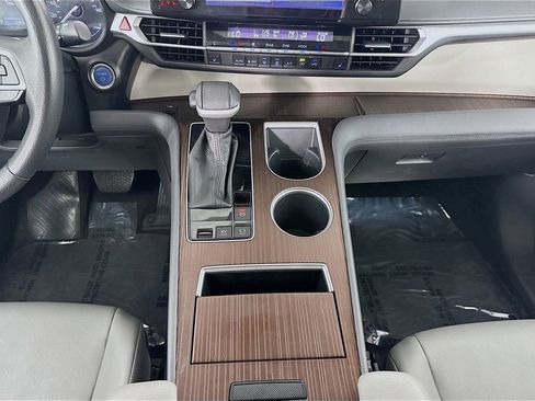 Used 2024 Toyota Sienna XLE image 38