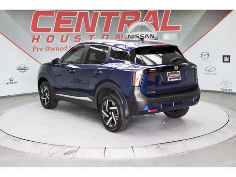 Used 2026 Nissan Kicks SV FWD image 3