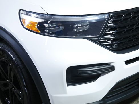 Used 2023 Ford Explorer XLT AWD/4WD image 16