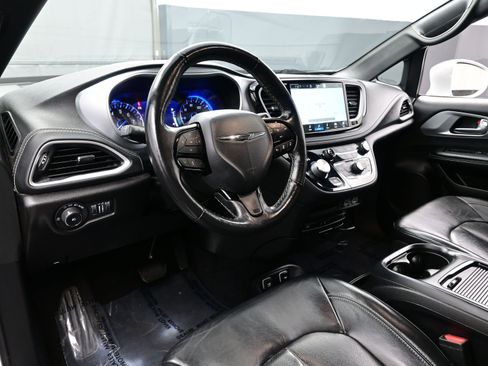 Used 2021 Chrysler Pacifica Touring-L w/ Uconnect Theater Family Group image 12