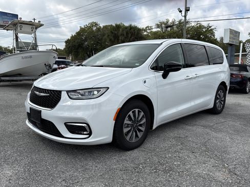 Used 2024 Chrysler Pacifica Select image 1