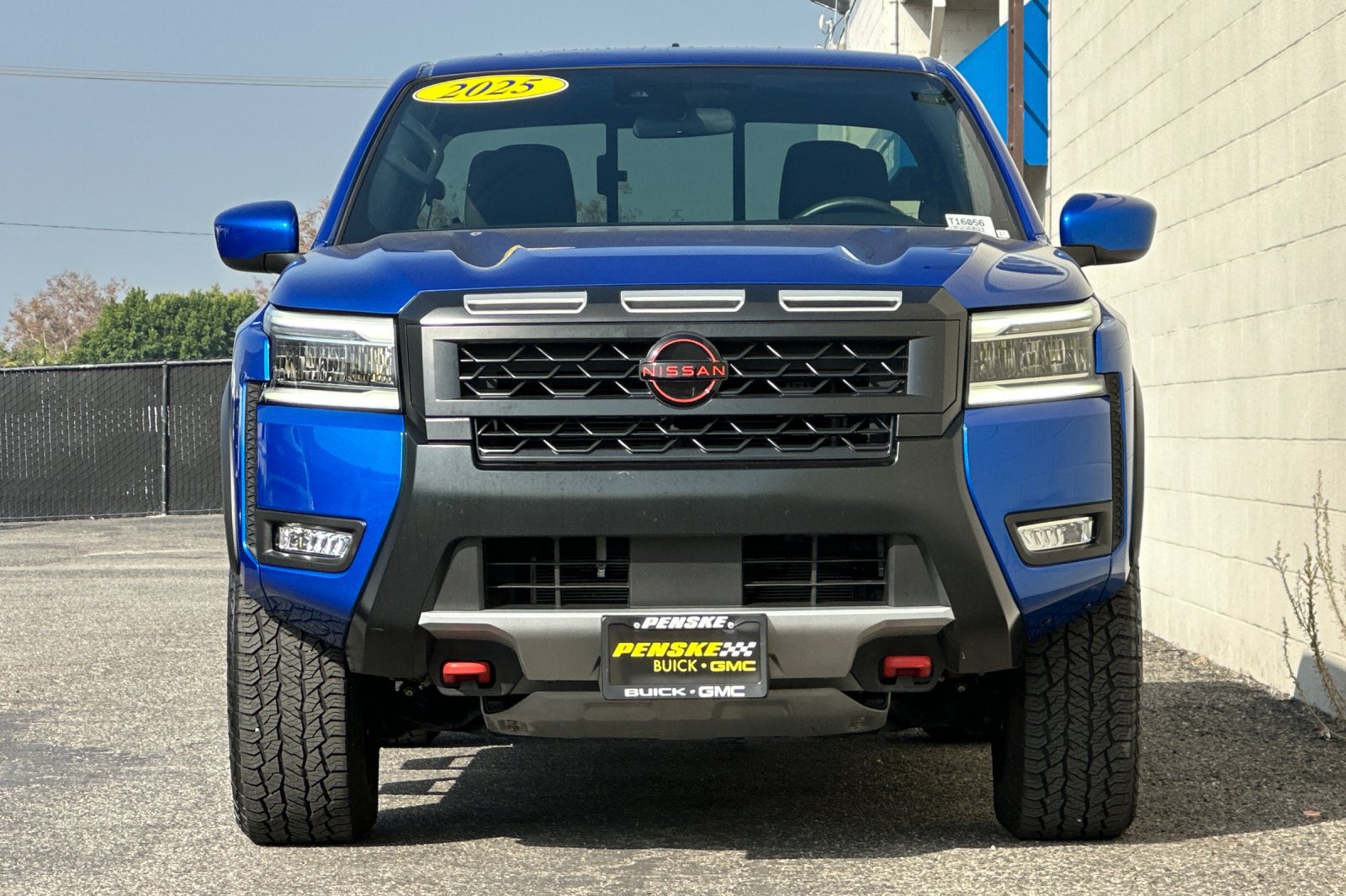 Used 2025 Nissan Frontier PRO-4X AWD/4WD image 9