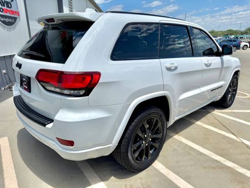 Used 2018 Jeep Grand Cherokee Altitude AWD/4WD image 8