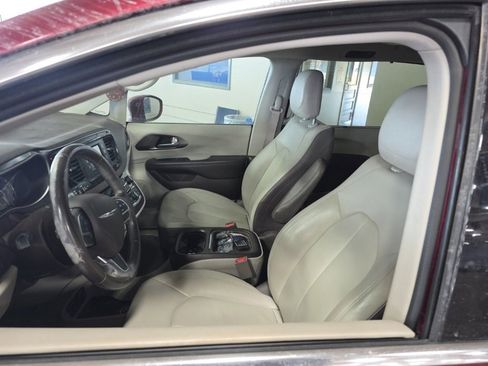 Used 2017 Chrysler Pacifica Touring-L image 4