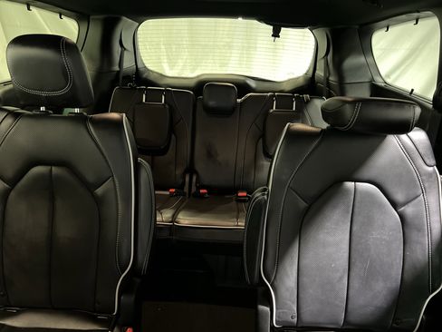 Used 2025 Chrysler Pacifica Limited image 19