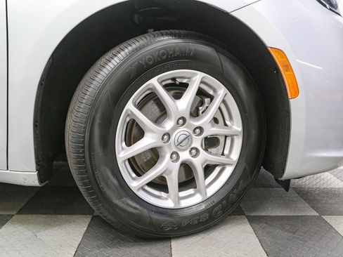 Used 2024 Chrysler Pacifica Touring-L FWD image 14