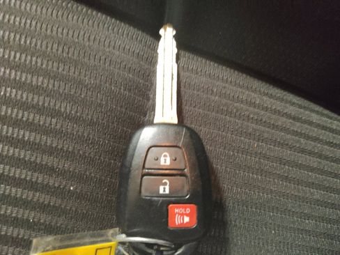 Used 2018 Toyota RAV4 LE w/ All Weather Liner Package FWD image 32