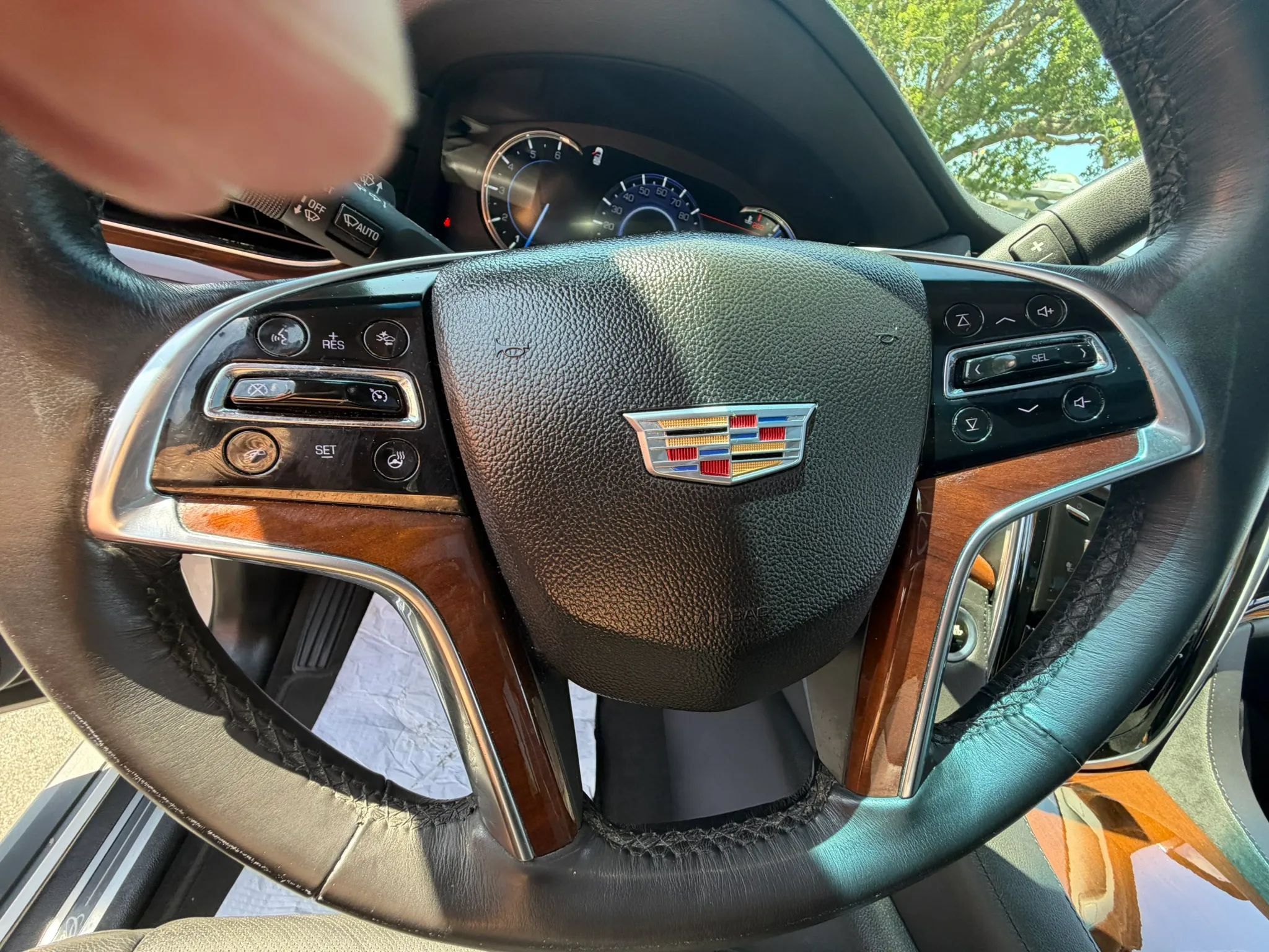 Used 2018 Cadillac Escalade Premium Luxury w/ LPO, Radiant Package RWD image 25