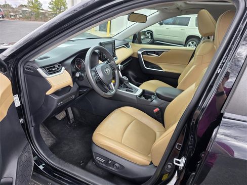 Used 2020 Toyota RAV4 XLE Premium image 23