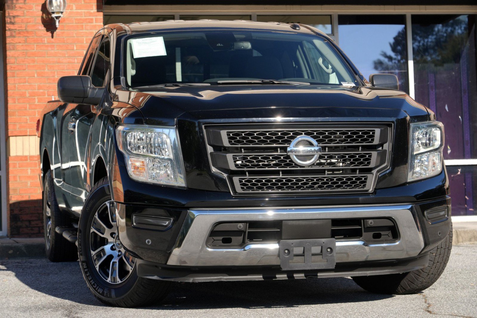 Used 2021 Nissan Titan SV w/ SV Convenience Package RWD image 2