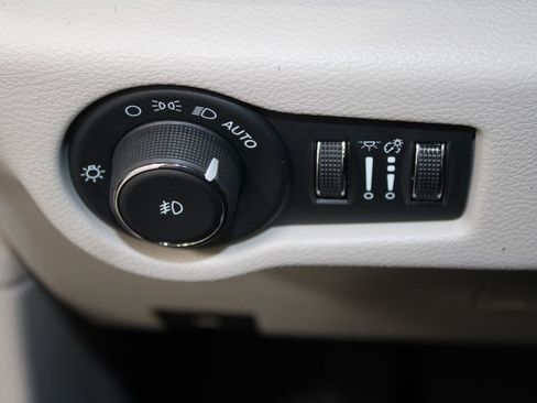 Used 2024 Chrysler Pacifica Touring-L image 40