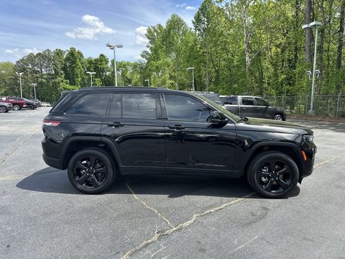 Used 2024 Jeep Grand Cherokee Limited w/ Black Appearance Package AWD/4WD image 10