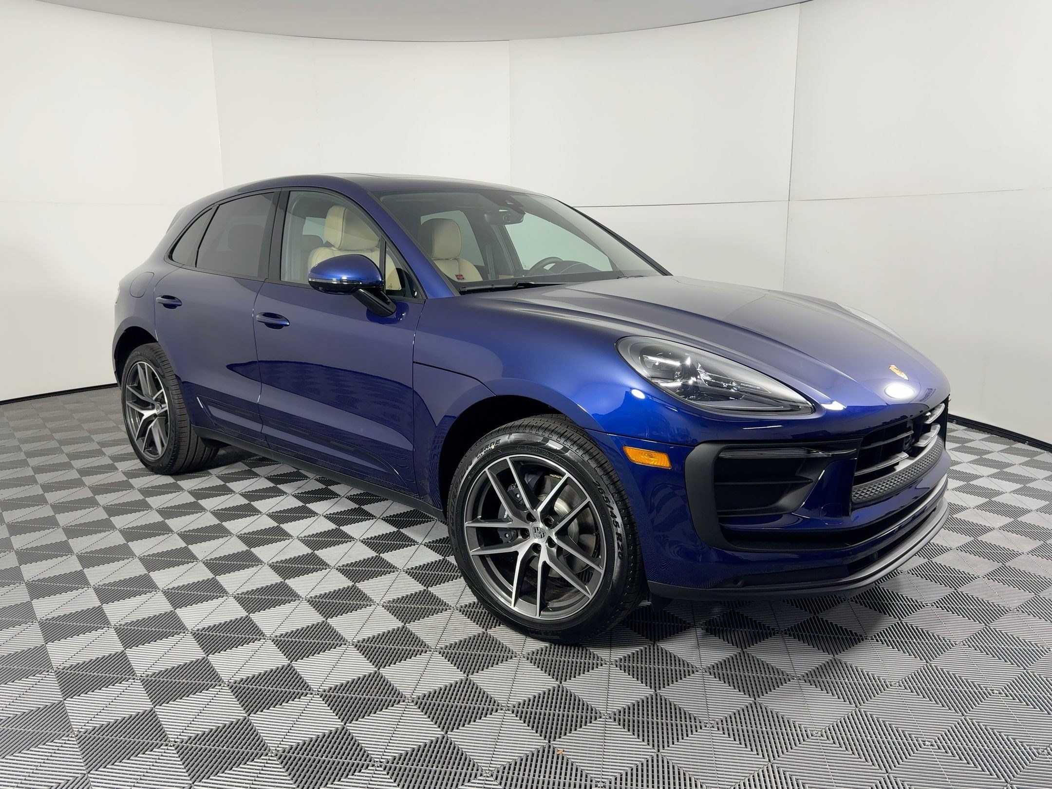 Certified 2026 Porsche Macan AWD/4WD image 7