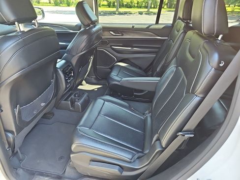 Used 2023 Jeep Grand Cherokee L Limited w/ Luxury Tech Group II AWD/4WD image 17