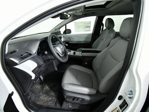 New 2026 Toyota Sienna XLE image 5