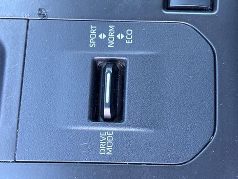 Used 2021 Toyota Highlander XLE FWD image 29