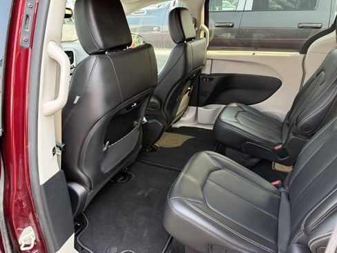 Used 2023 Chrysler Pacifica Touring-L FWD image 12
