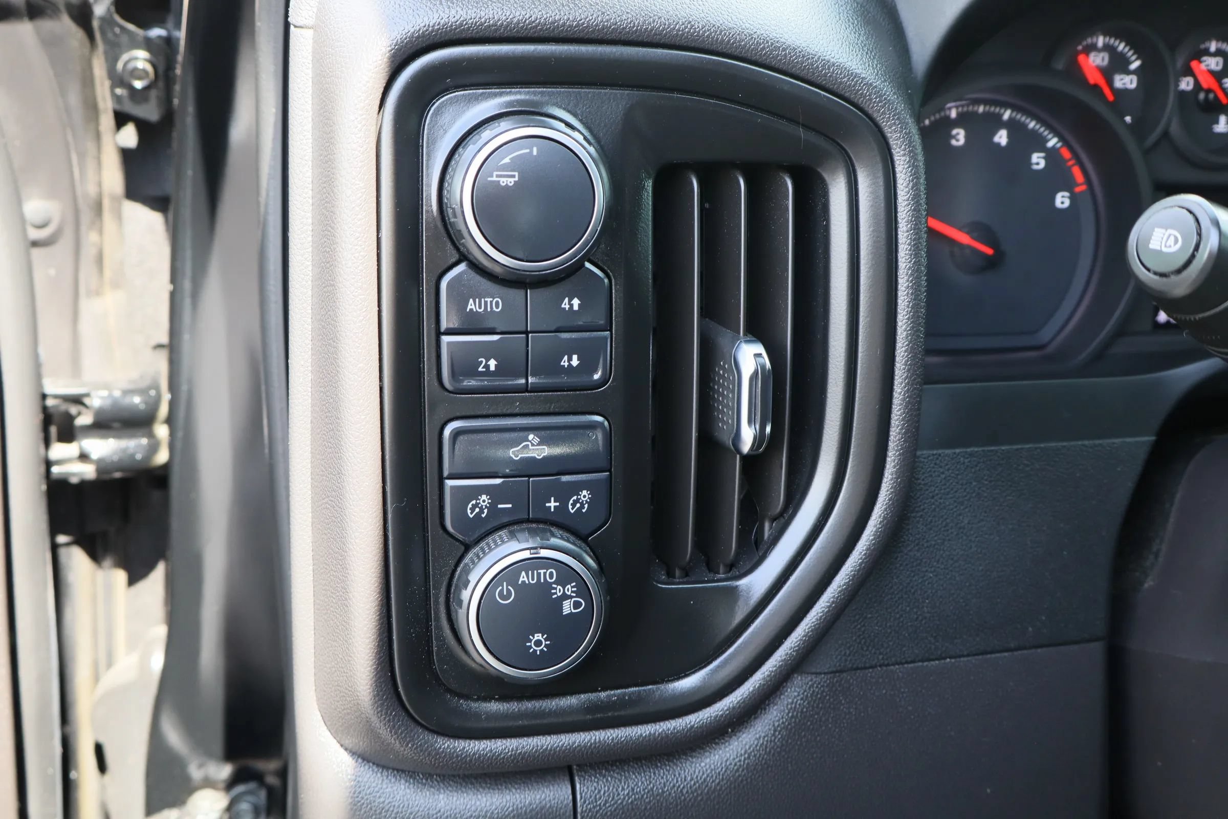 Used 2024 Chevrolet Silverado 1500 Custom Trail Boss w/ Midnight Edition AWD/4WD image 10