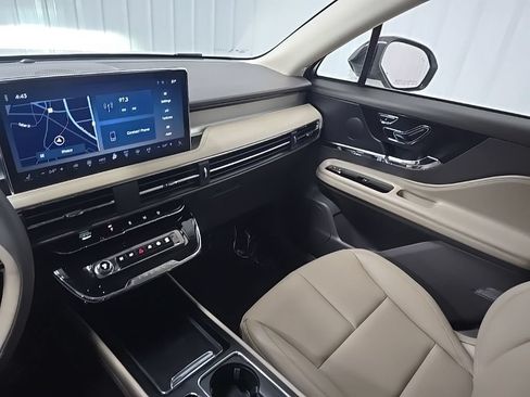 Used 2023 Lincoln Corsair AWD image 30