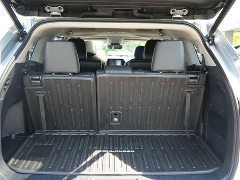 Used 2022 Toyota Highlander XLE AWD/4WD image 37