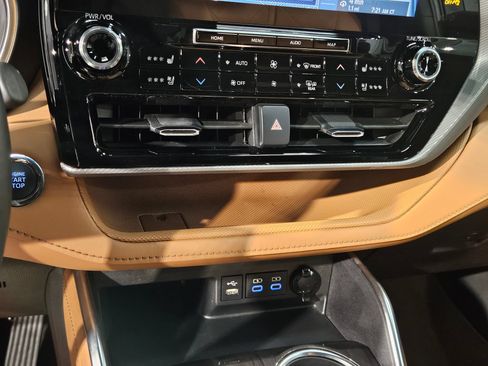 Used 2022 Toyota Highlander Platinum FWD image 32
