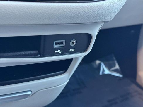 Used 2017 Chrysler Pacifica Touring-L image 26