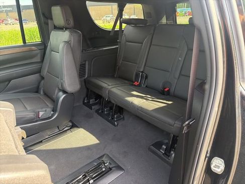 Used 2023 Chevrolet Suburban High Country AWD/4WD image 25