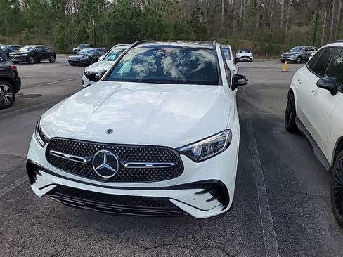 Used 2025 Mercedes-Benz GLC 300 4MATIC image 2