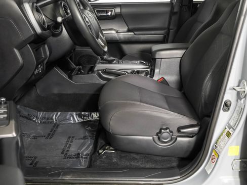 Used 2018 Toyota Tacoma TRD Off-Road w/ Technology Package AWD/4WD image 22