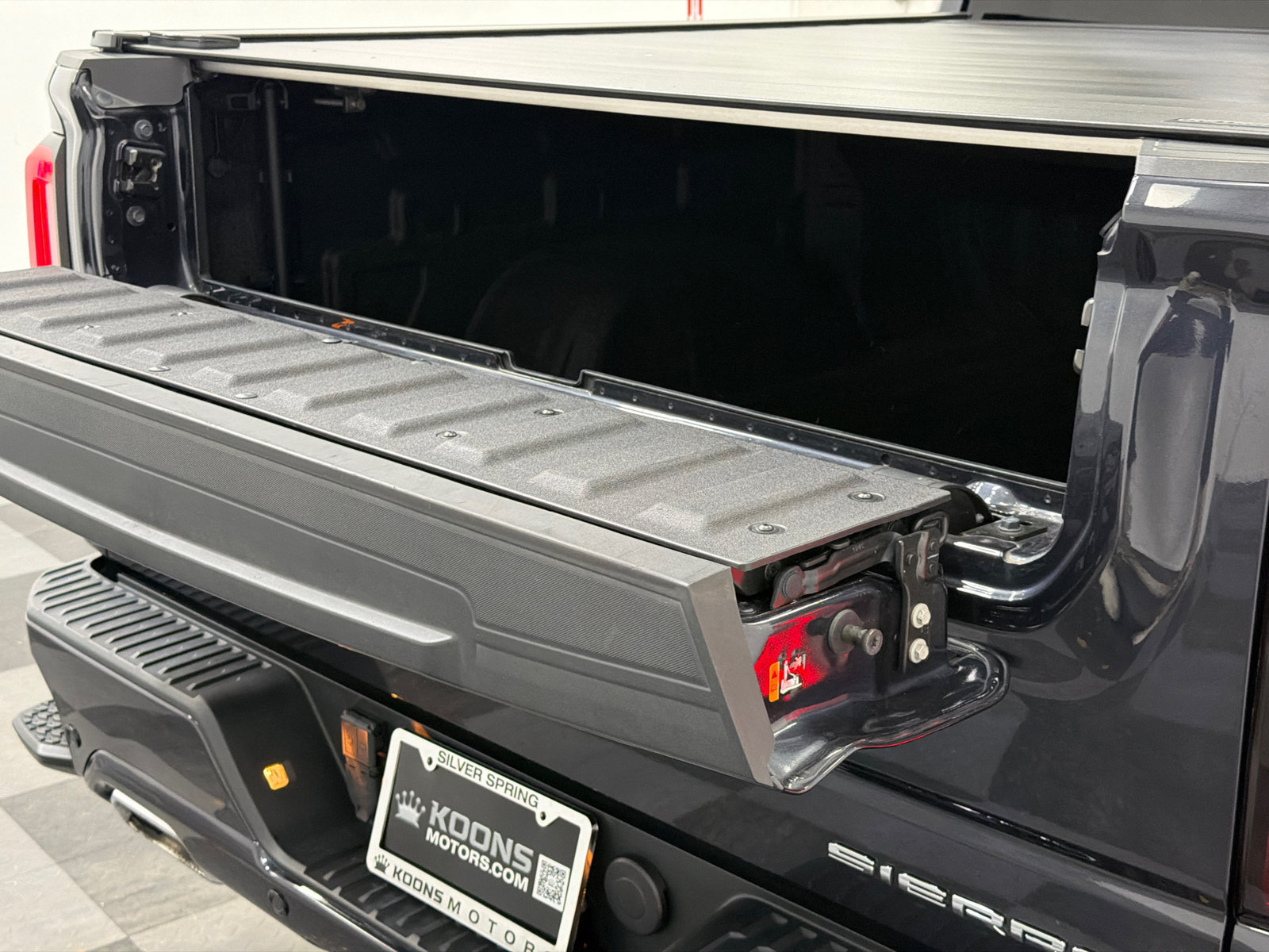 Used 2023 GMC Sierra 1500 Denali Ultimate AWD/4WD image 8