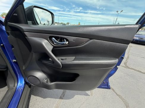 Used 2018 Nissan Rogue SV AWD/4WD image 14