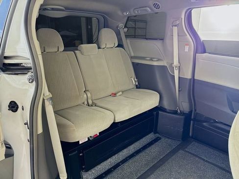 Used 2017 Toyota Sienna LE image 27