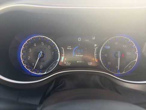 Used 2022 Chrysler Pacifica Touring-L FWD image 32