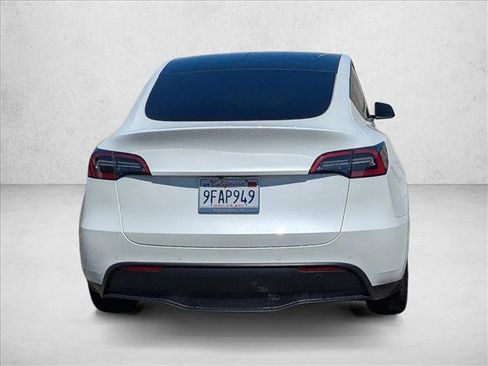 Used 2022 Tesla Model Y Long Range image 8