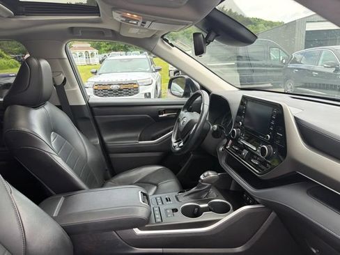 Used 2021 Toyota Highlander XLE AWD/4WD image 39