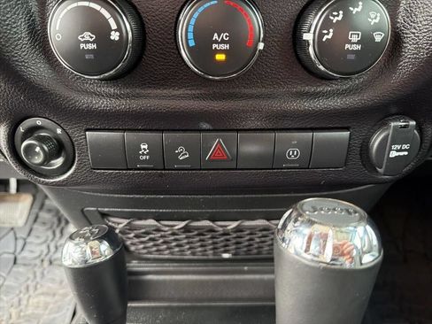 Used 2018 Jeep Wrangler Unlimited Rubicon w/ Connectivity Group AWD/4WD image 34