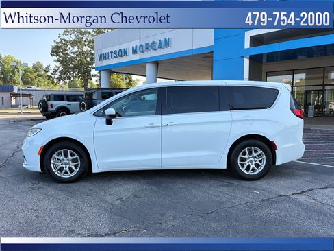 Used 2023 Chrysler Pacifica Touring-L FWD image 2
